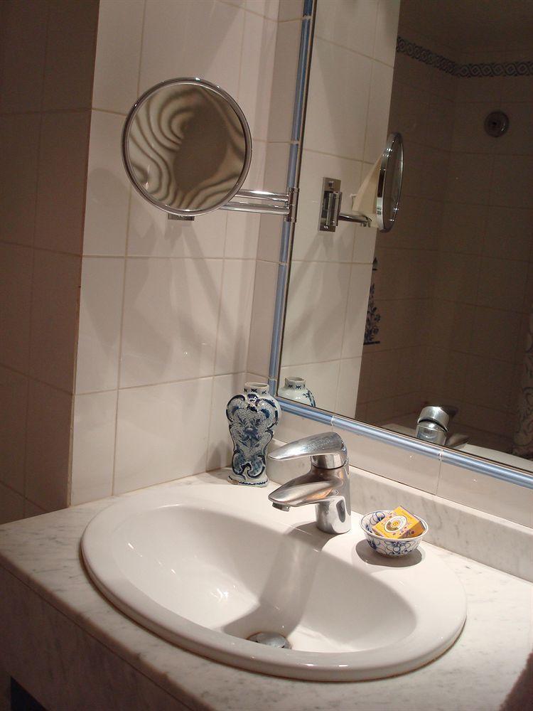 Hotel Caron De Beaumarchais Paris Dış mekan fotoğraf