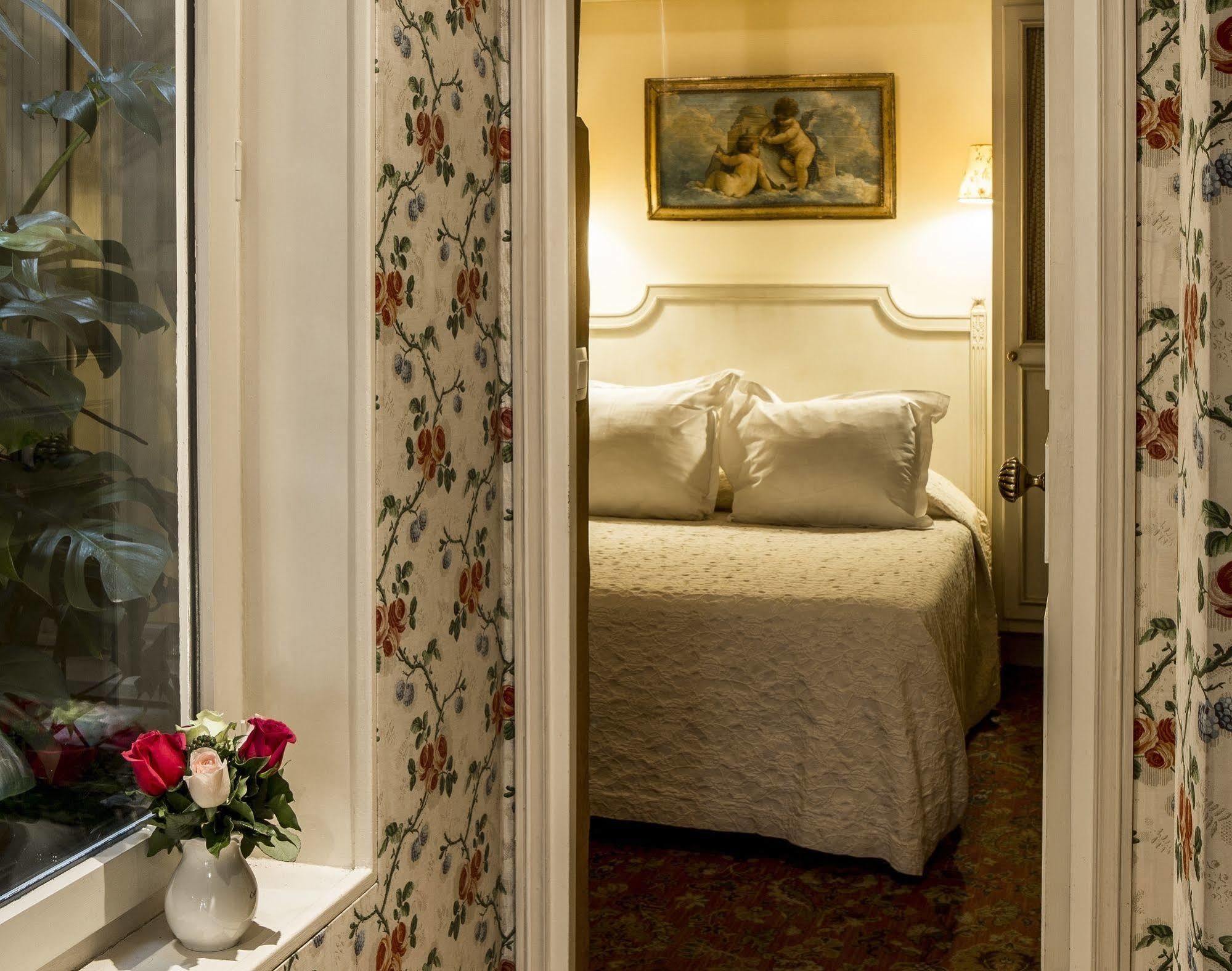 Hotel Caron De Beaumarchais Paris Dış mekan fotoğraf