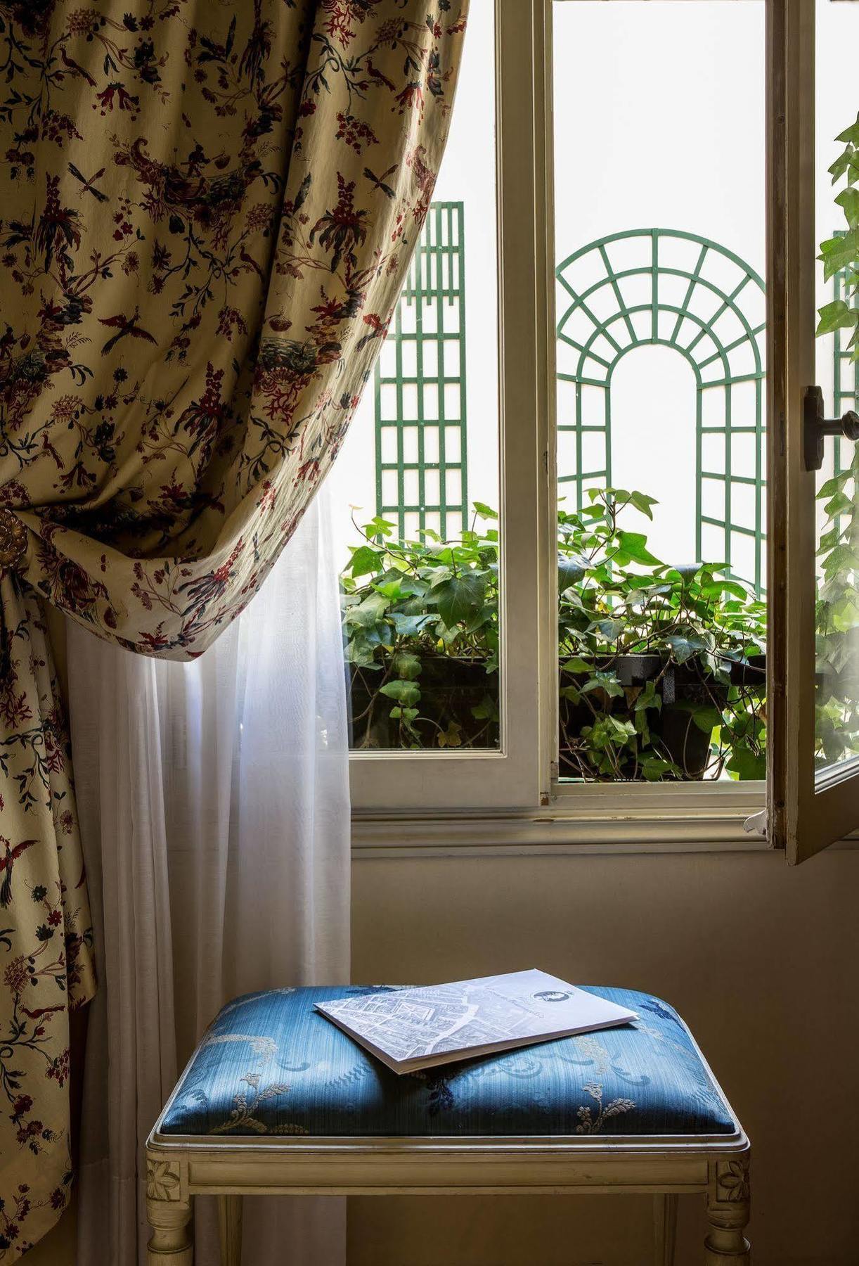Hotel Caron De Beaumarchais Paris Dış mekan fotoğraf